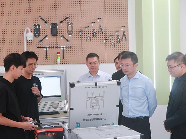 圖為福田區(qū)黨政主要領(lǐng)導到無人機實訓基地調(diào)研