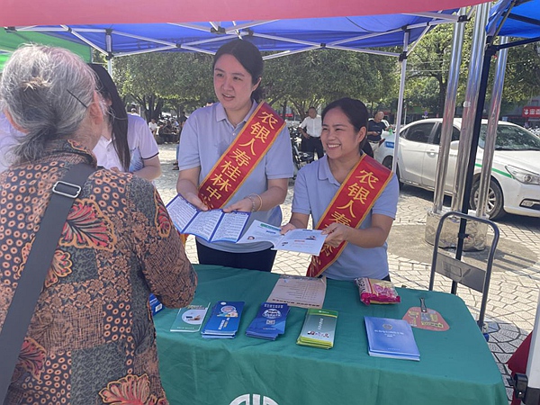 農(nóng)銀人壽桂林中支工作人員為老年人講解金融知識。蔣伶俐攝