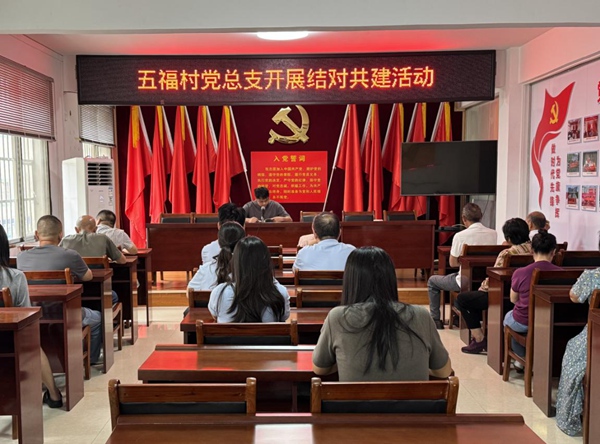 五福村黨總支書(shū)記蔣勇同志講授黨史課。錢丹雯攝