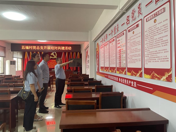 農(nóng)銀人壽桂林中支黨支部黨員參觀文化長(zhǎng)廊。蔣伶俐攝