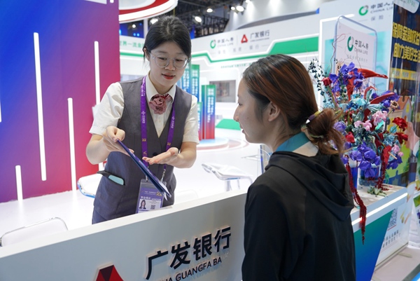 廣發(fā)銀行南寧分行工作人員在東博會金融展區(qū)的中國人壽駐桂成員單位聯(lián)合展臺上開展金融知識宣傳。覃丹婧攝