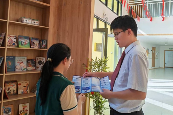 廣發(fā)銀行南寧分行工作人員為幼兒園老師普及金融知識講解風(fēng)險案例。呂慧娟攝