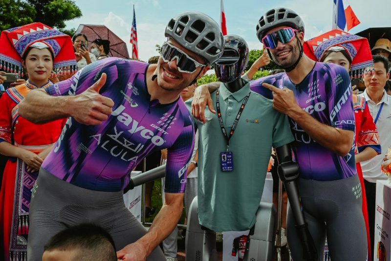 選手與AI機器人合影。主辦方供圖