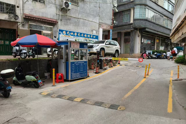 靈峰藥業(yè)小區(qū)已安裝車輛門禁系統(tǒng)。