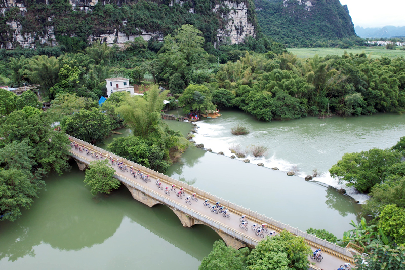 車隊途經(jīng)大新縣恩城景區(qū)。農(nóng)鎏攝