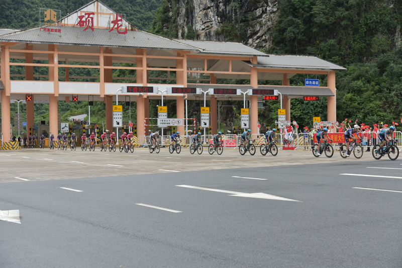 車手途經(jīng)大新縣碩龍鎮(zhèn)賽段。黃小政攝