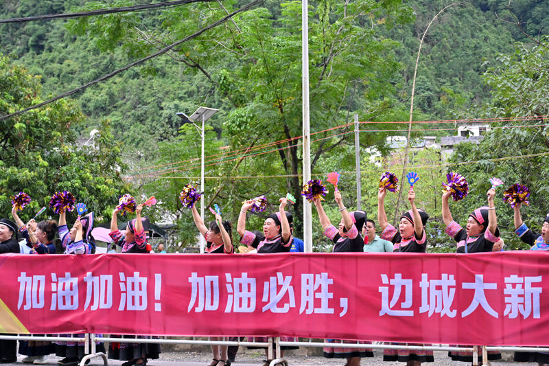 當?shù)厝罕娸d歌載舞。許培蓓攝