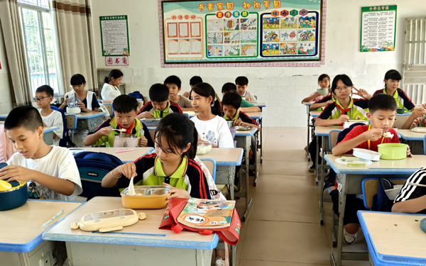 學(xué)生正在教室吃營養(yǎng)午餐。