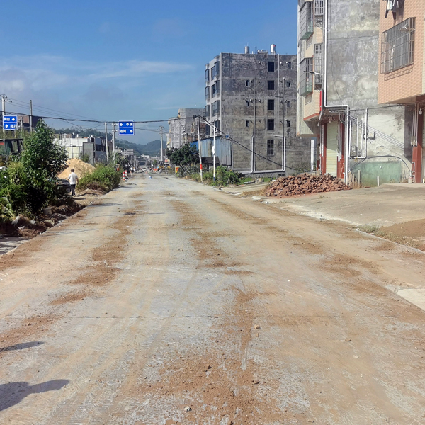 破損路段已經(jīng)完成修繕，目前處于路面保養(yǎng)階段。