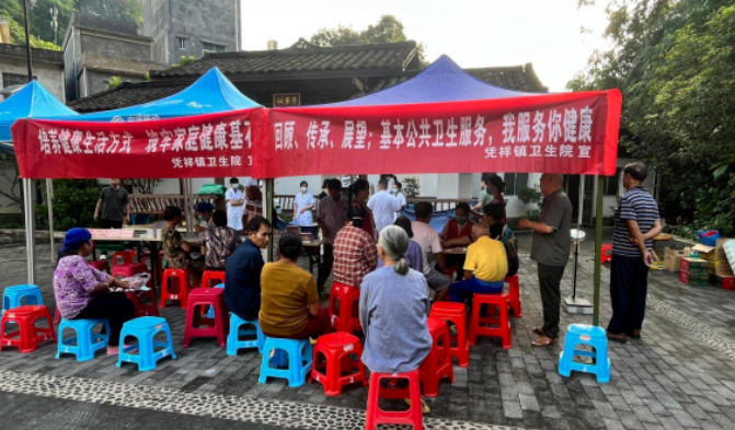 憑祥鎮(zhèn)衛(wèi)生院醫(yī)護(hù)人員在連全村開展義診活動(dòng)。