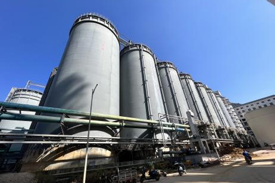 項目投建的氧化鋁分解槽。興業(yè)銀行南寧分行供圖