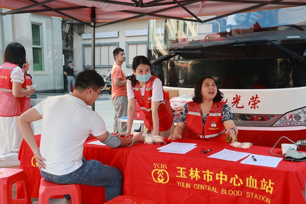 “熱血玉州·生命守護(hù)”無償獻(xiàn)血活動(dòng)現(xiàn)場(chǎng)