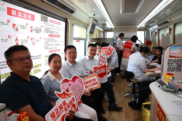 “熱血玉州·生命守護(hù)”無償獻(xiàn)血活動(dòng)現(xiàn)場(chǎng)