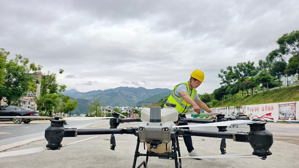 學(xué)員打開(kāi)植保無(wú)人機(jī)。