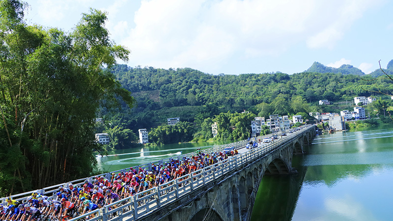 騎手途徑國道323線巴馬賜福大橋。自治區(qū)公路發(fā)展中心供圖