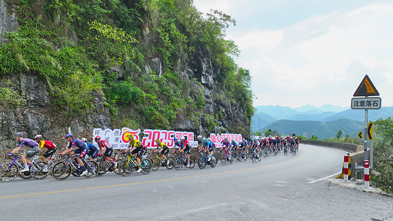 騎手途徑國道323線蓮花坳路段。自治區(qū)公路發(fā)展中心供圖