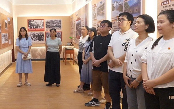 長洲鎮(zhèn)組織鎮(zhèn)黨員干部走進長洲區(qū)黨史館，開展新時代文明實踐紅色素養(yǎng)提升活動