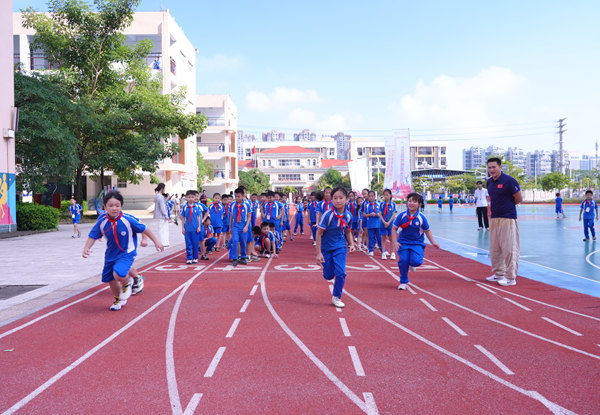 學(xué)生學(xué)習(xí)短跑正確的跑姿。主辦方供圖