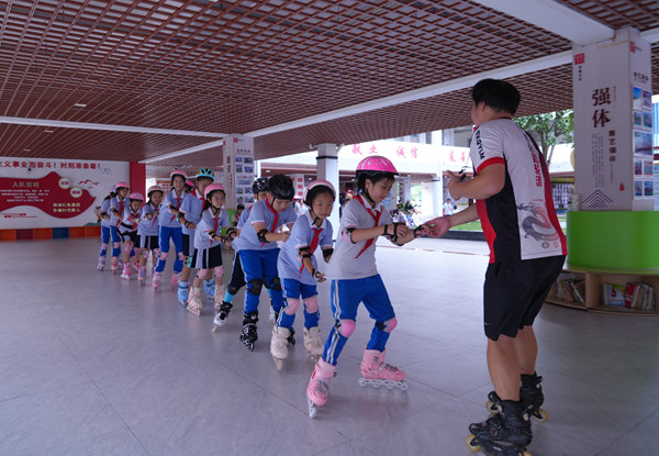 學(xué)生在學(xué)習(xí)輪滑行進技術(shù)。主辦方供圖