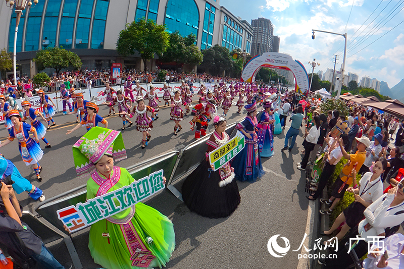 在巴馬—金城江賽段，熱情的金城江民眾歡迎遠道而來的客人。人民網(wǎng) 雷琦竣攝