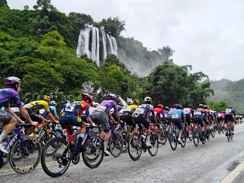 車隊駛過國道359線三疊嶺瀑布段。自治區(qū)公路發(fā)展中心供圖