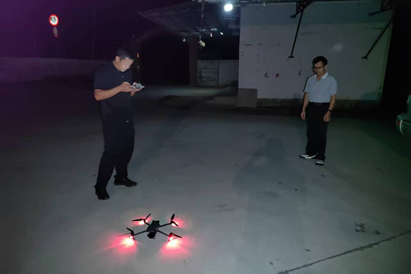 執(zhí)法行動中，無人機對違法電魚行為全程跟蹤。