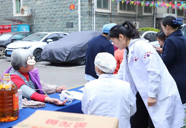 日常義診進(jìn)社區(qū)。藍(lán)天口腔供圖