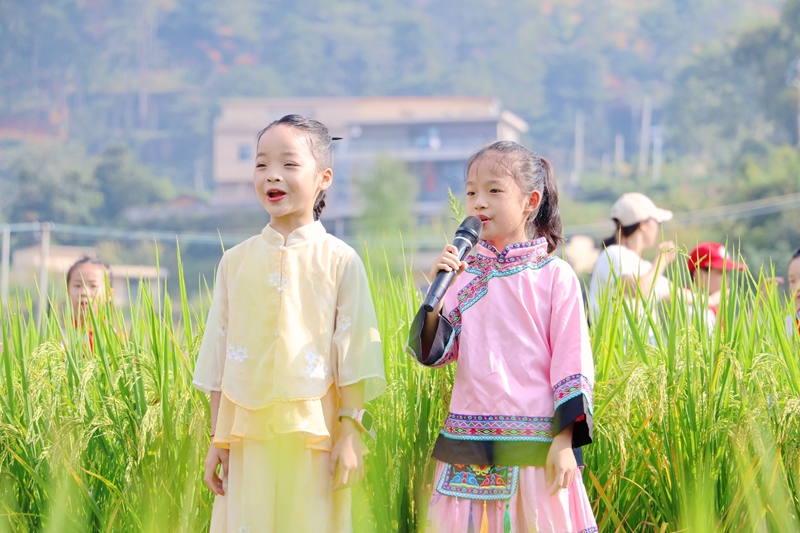 學(xué)生們?cè)诘咎镞吅铣锛矩S收主題歌曲