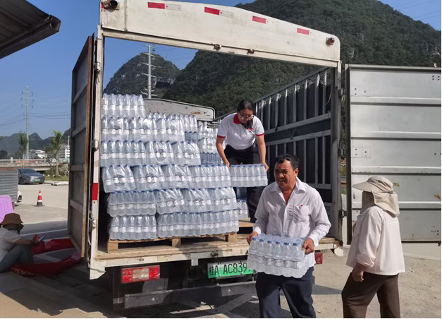 靖西市紅十字會工作人員搬運物資。