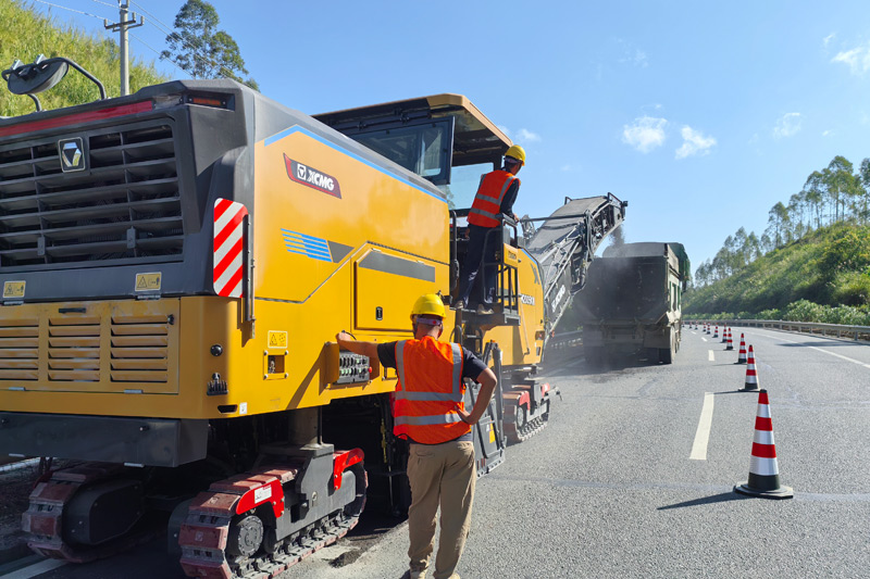 國(guó)道207線繞城東路段正進(jìn)行重新鋪設(shè)。陳旺林?jǐn)z
