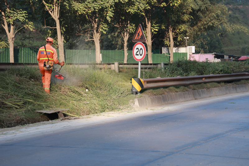 藤縣公路養(yǎng)護(hù)中心對(duì)國(guó)道321線西江機(jī)場(chǎng)附近路段進(jìn)行路容整治工作。黎陽(yáng)艷攝