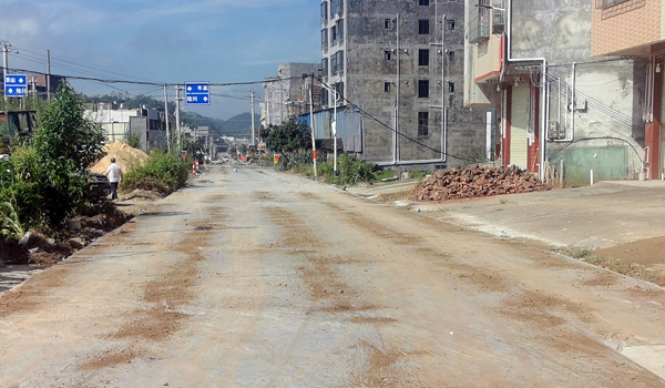 容縣靈山鎮(zhèn)：“煩心路”變“舒心路”