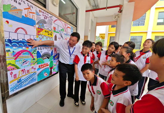 欽州市人大常委聯(lián)合相關(guān)單位在民族學(xué)校、運河學(xué)校開展民族團結(jié)共建科普暨法治宣傳進校園活動。黃金蓮攝