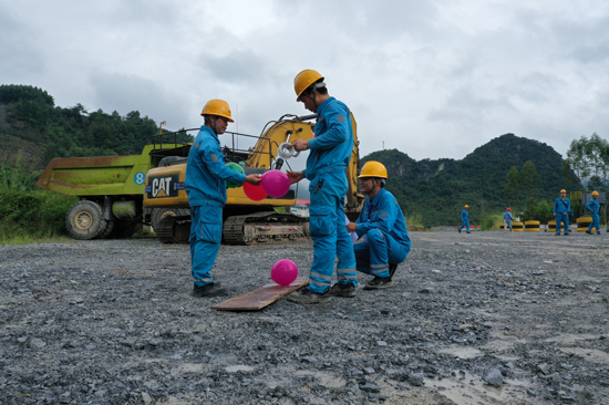選手操控巨型機(jī)械臂，精準(zhǔn)刺破粘在木板上的氣球。周俊位攝