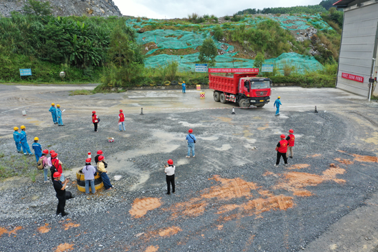 選手駕駛車輛精準(zhǔn)倒車入庫，巧妙避開障礙物。周俊位攝