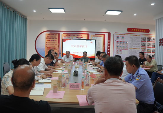 “代表溫馨夜談”現(xiàn)場(chǎng)。龍艷芳攝