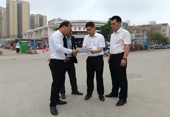 “代表溫馨夜談”前，人大代表開(kāi)展前期調(diào)研。唐梅攝