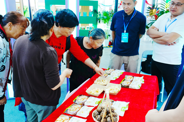 客商品嘗芳林馬蹄。