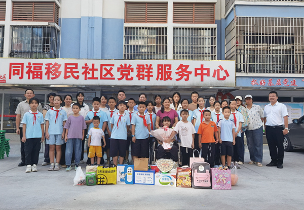 宜州區(qū)一小學生與謝薇娜合影。