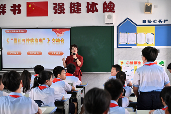 蒙思沙老師與學(xué)生課堂互動(dòng)。