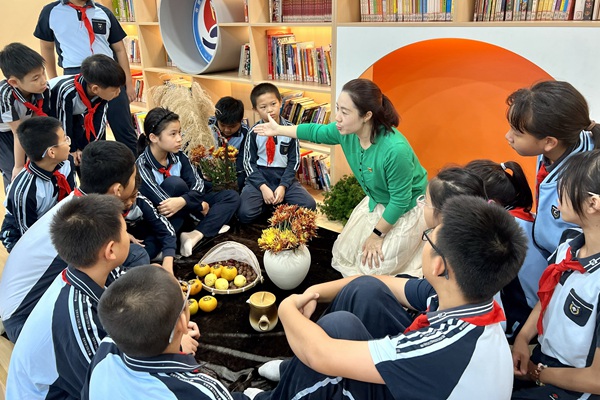 老師結(jié)合美學(xué)，向同學(xué)們介紹插花技巧。馬金靜攝