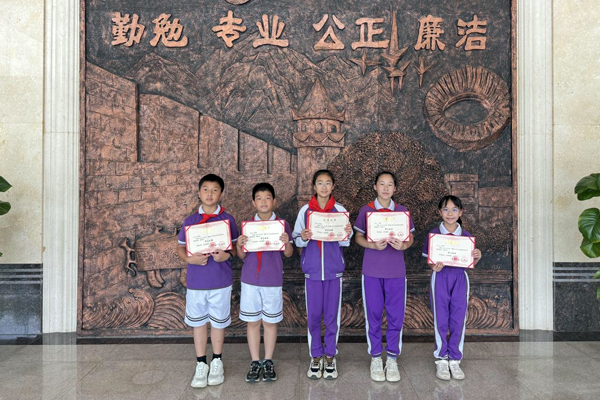 “小小法治宣講員”榮獲八步區(qū)護(hù)衛(wèi)先鋒、護(hù)衛(wèi)標(biāo)兵稱號。八步區(qū)城東實驗小學(xué)供圖