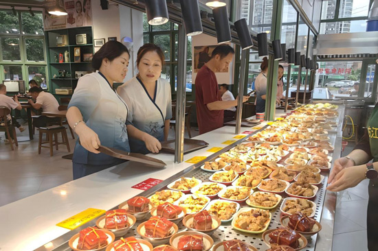 市民正在挑選菜品。右江區(qū)供銷社供圖