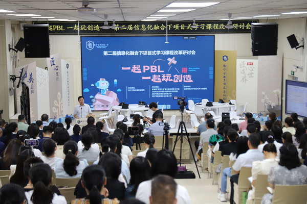 西鄉(xiāng)塘區(qū)教育局副局長(zhǎng)楊華良開場(chǎng)致辭。