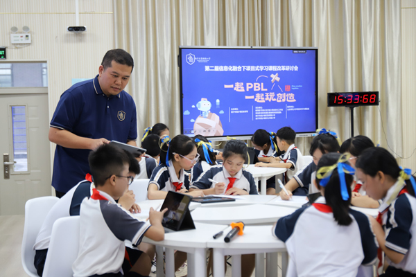 魯班路小學(xué)鄧劍老師《AI學(xué)習(xí)法寶》入項(xiàng)課。