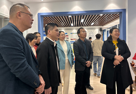 自貿(mào)試驗(yàn)區(qū)欽州港片區(qū)涉僑人大代表聯(lián)系點(diǎn)組織代表外出學(xué)習(xí)考察。林桂妃攝