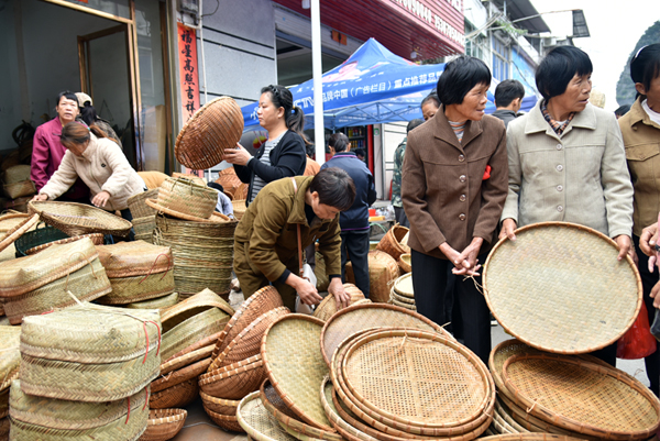 村民在“霜降圩”上購買日用品。黃小政攝