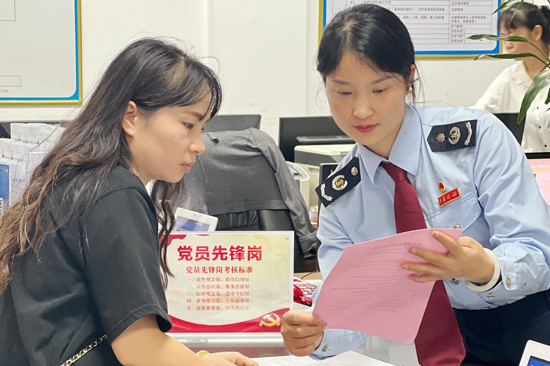 辦稅服務(wù)廳設(shè)立黨員先鋒崗，為納稅人宣傳最新政策。