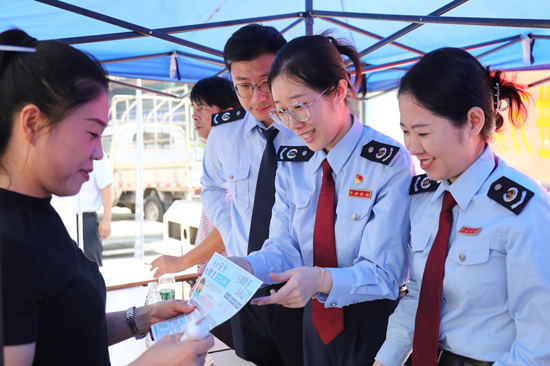 社保服務(wù)進(jìn)萬家活動中，支部黨員為繳費人進(jìn)行社保宣傳。