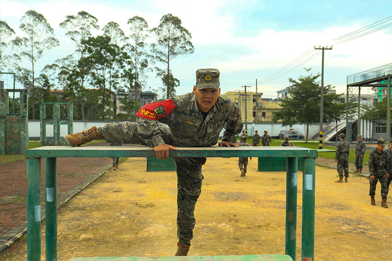 武警官兵通過(guò)400米障礙高板。王超智攝